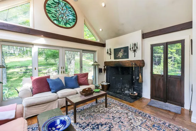 $1,100,000 | 133 Hay Hill Road, Francestown, NH 03043