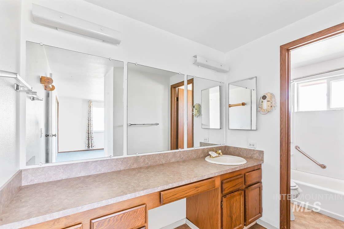 255 3 Bear Creek Road Kendrick, ID 83537 - Photo 28 of 44 Full bathroom featuring an AC wall unit, vanity, and bathtub / shower combination