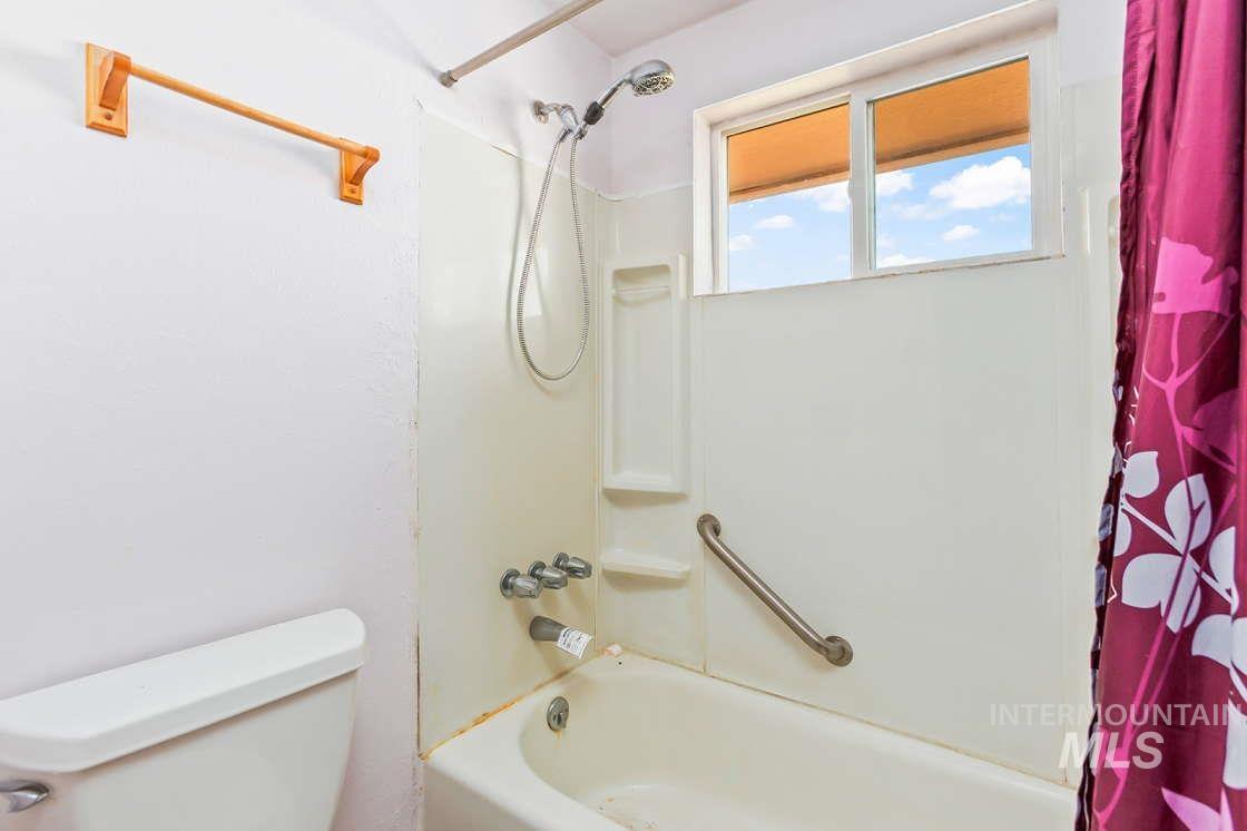 255 3 Bear Creek Road Kendrick, ID 83537 - Photo 29 of 44 Bathroom featuring shower / bath combo with shower curtain and toilet