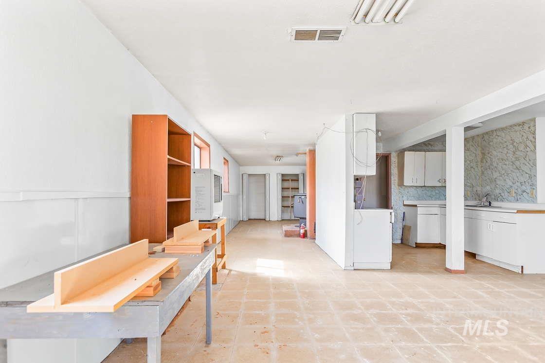 255 3 Bear Creek Road Kendrick, ID 83537 - Photo 38 of 44 Corridor with washer / clothes dryer and a sink