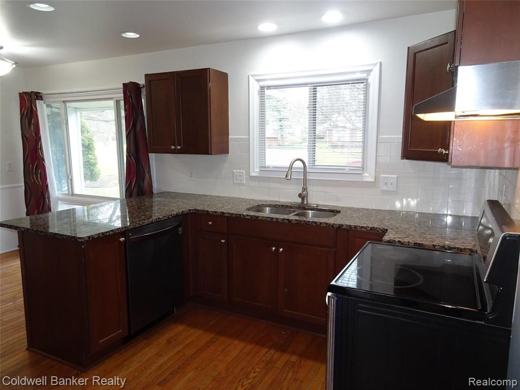 32015 Farmersville Road Farmington Hills, MI 48334 - Photo 13 of 57