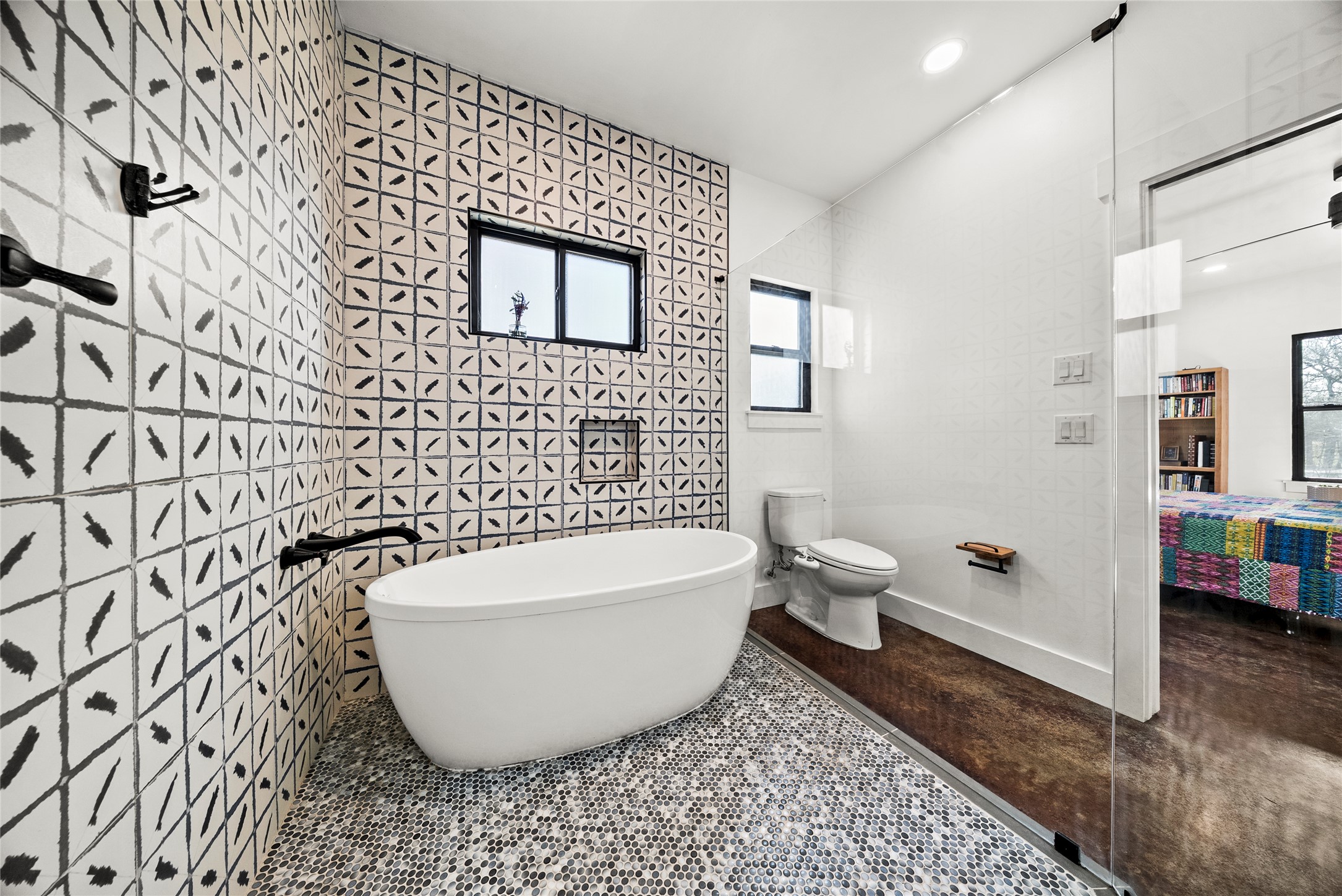 153 County Road 491 Elgin, TX 78621 - Photo 15 of 40 a bathroom with a toilet and a bathtub