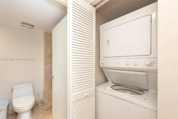 $3,100 | 41 Southeast 5th Street, Unit 804, Miami, FL 33131