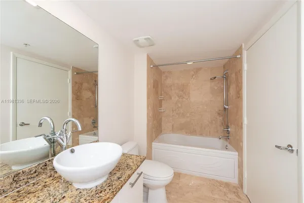 $3,100 | 41 Southeast 5th Street, Unit 804, Miami, FL 33131