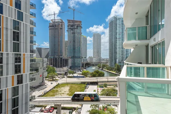 $3,100 | 41 Southeast 5th Street, Unit 804, Miami, FL 33131