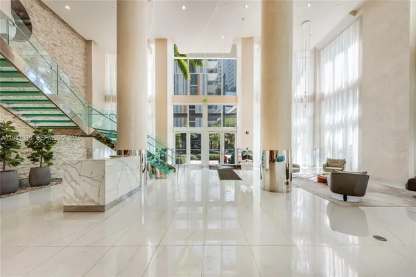 $3,100 | 41 Southeast 5th Street, Unit 804, Miami, FL 33131