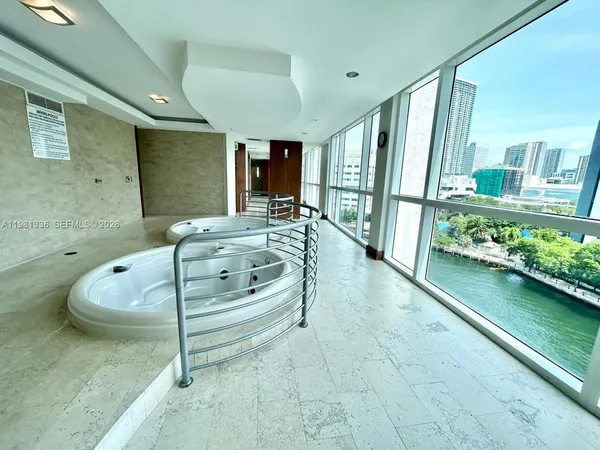 $3,100 | 41 Southeast 5th Street, Unit 804, Miami, FL 33131