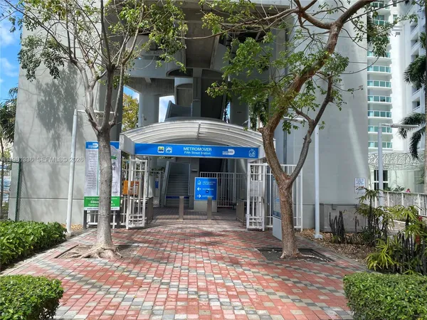 $3,100 | 41 Southeast 5th Street, Unit 804, Miami, FL 33131