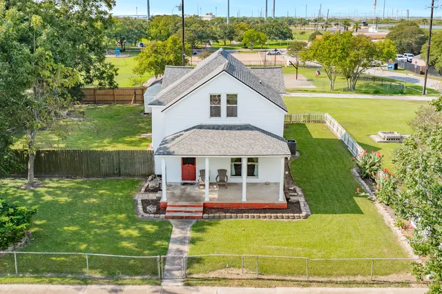 a view of a house with a big yard