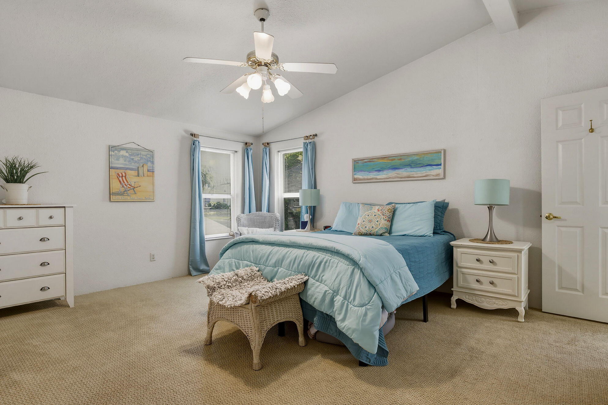 555 Freeman Road, Unit 242 Central Point, OR 97502 - Photo 9 of 26 Primary bedroom w/walk-in closet