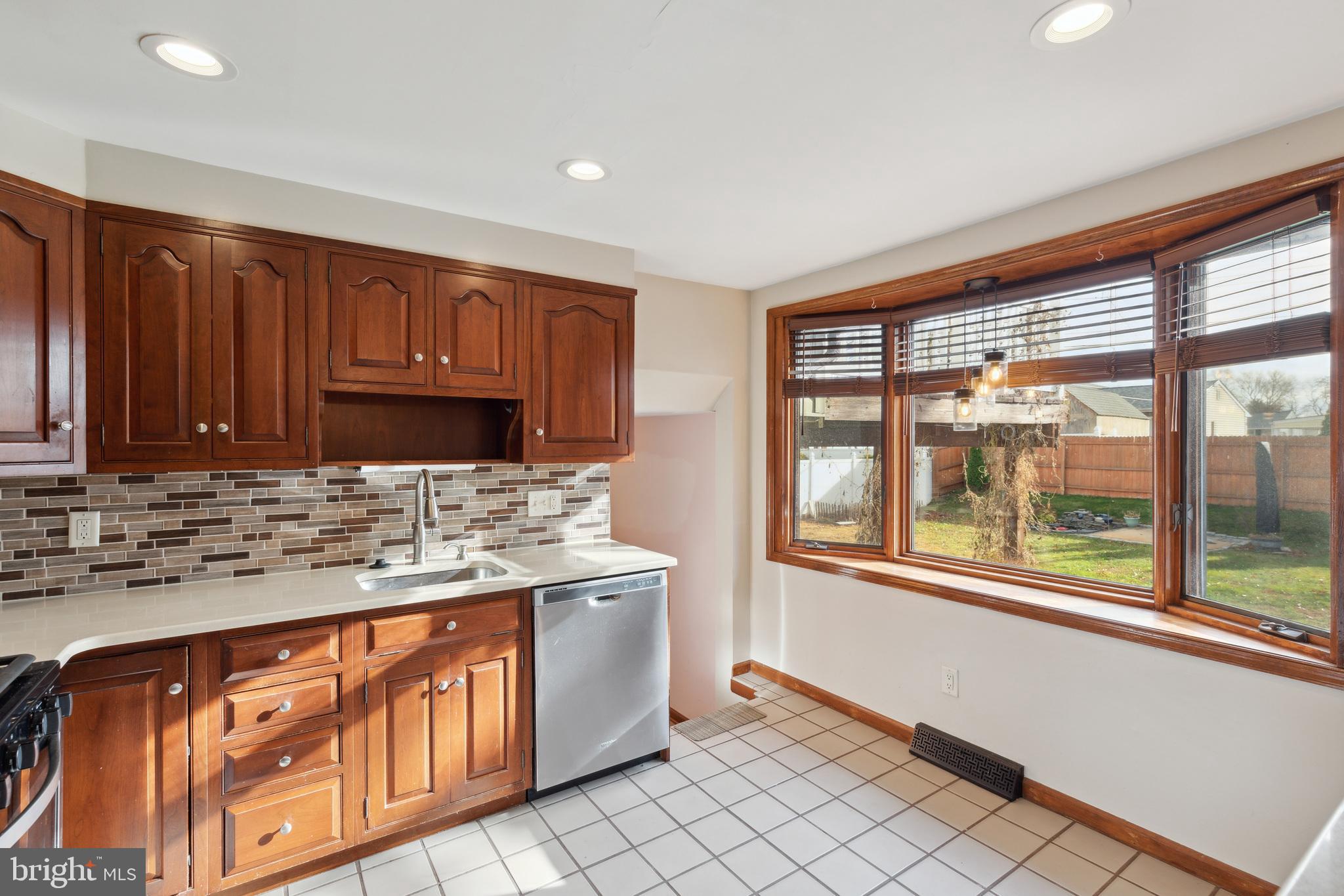 9733 Beacon Road Philadelphia, PA 19115 - Photo 8 of 35