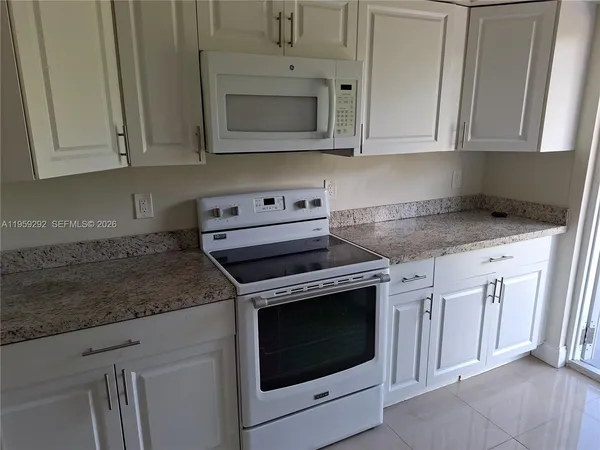 $1,900 | 600 Layne Boulevard, Unit 208, Hallandale Beach, FL 33009