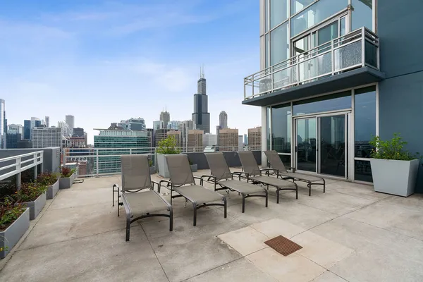 $650,000 | 737 West Washington Boulevard, Unit 3308, Chicago, IL 60661