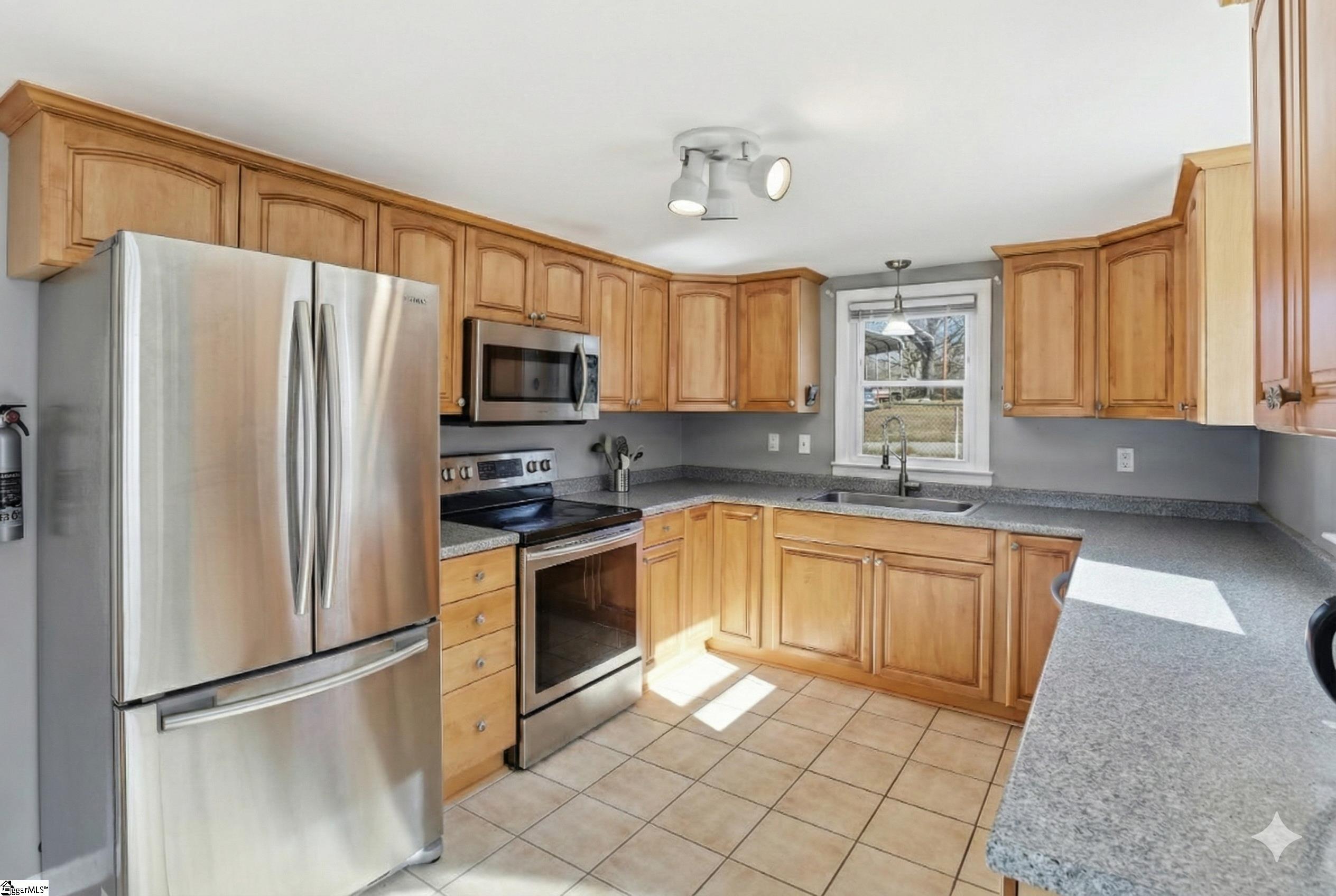 609 Roe Road Greenville, SC 29611 - Photo 4 of 35