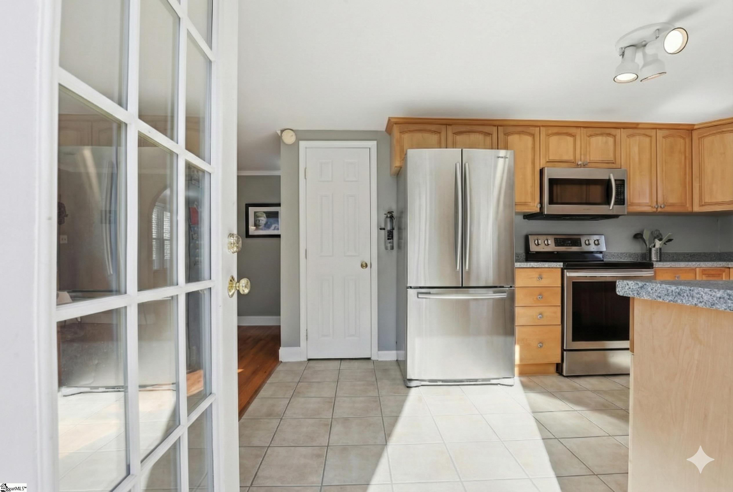 609 Roe Road Greenville, SC 29611 - Photo 6 of 35