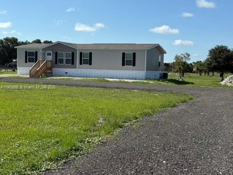 1250 Homestead Avenue Clewiston, FL 33440 - Photo 1 of 32 a front view of house with yard