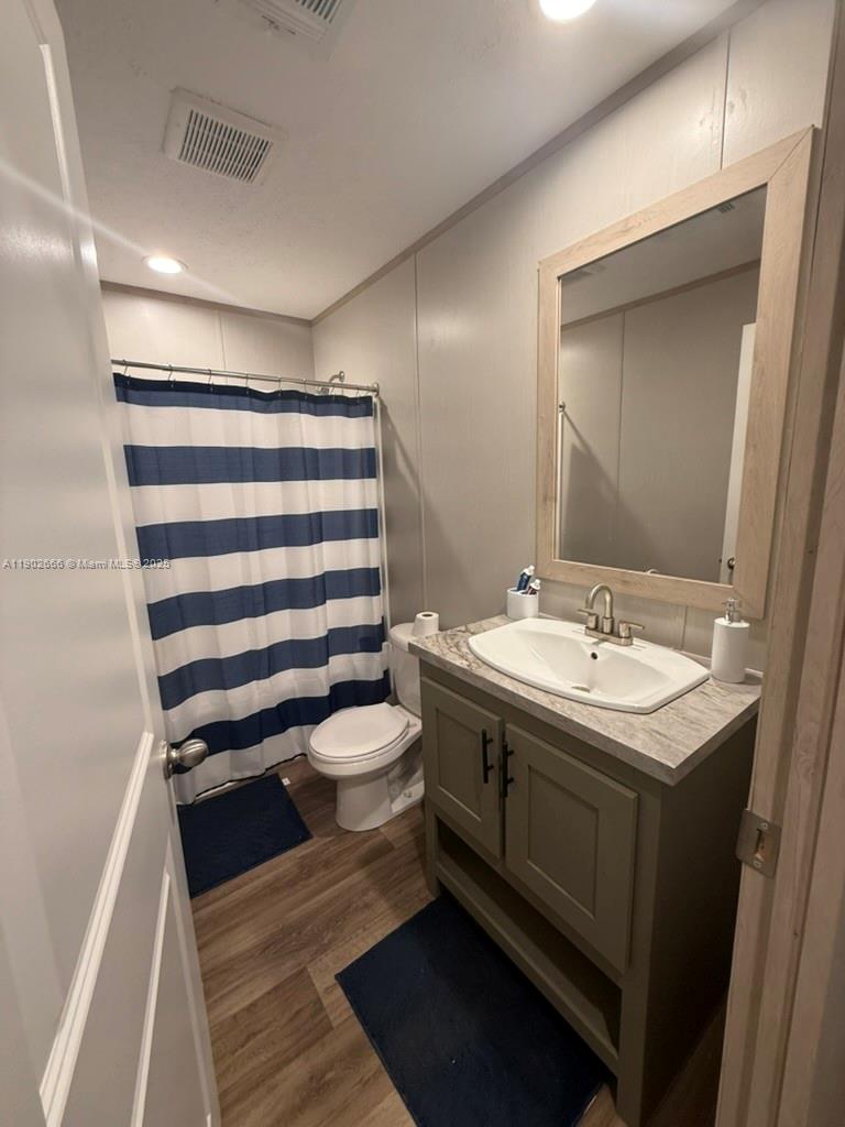 1250 Homestead Avenue Clewiston, FL 33440 - Photo 10 of 32 a bathroom with a sink and mirror