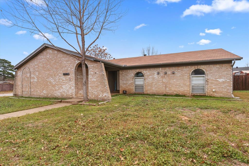 7636 Castillo Road Fort Worth, TX 76112 - Photo 4 of 28 a front view of house with yard and garage