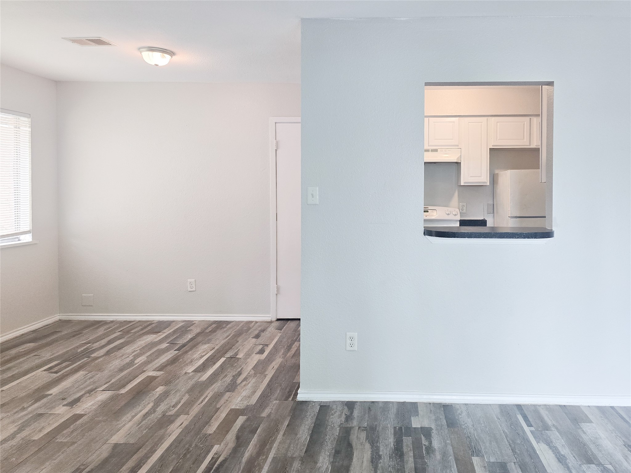 396 Duroux Road, Unit B La Marque, TX 77568 - Photo 3 of 9 an empty room with a window