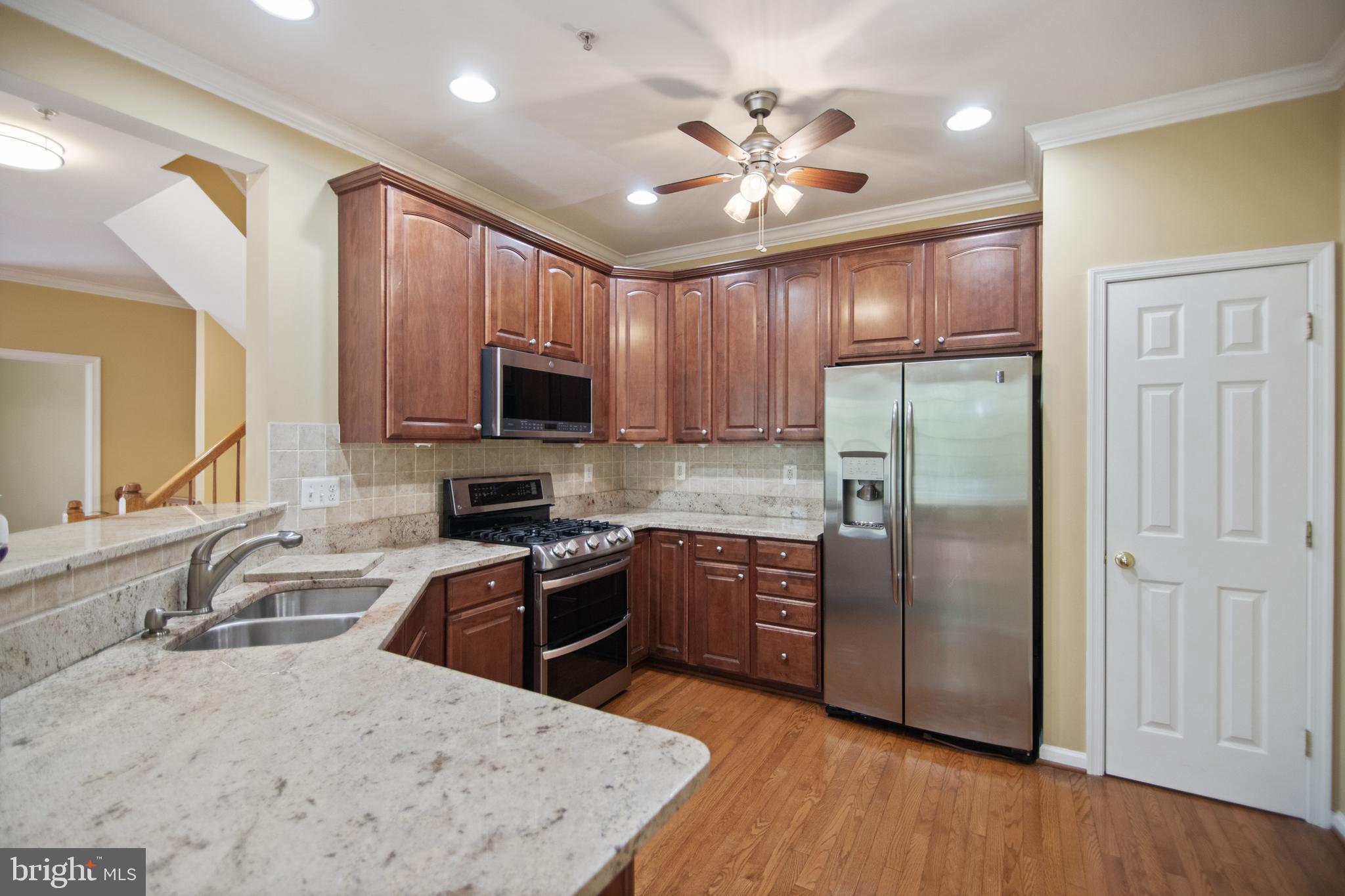 7171 WATER OAK - KITCHEN / PANTRY & CEILING FAN