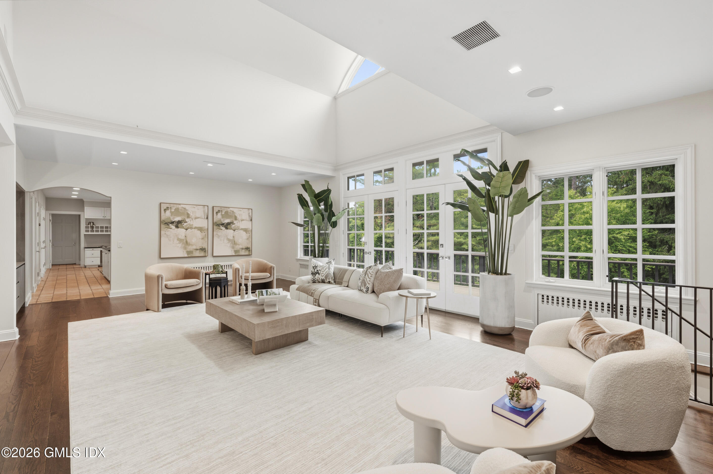 21 Pecksland Road Greenwich, CT 06831 - Photo 5 of 32 LIVING ROOM