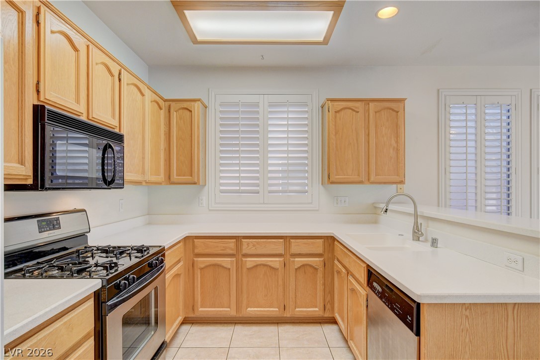 2165 Chapman Ranch Drive Henderson, NV 89012 - Photo 18 of 38 kitchen
