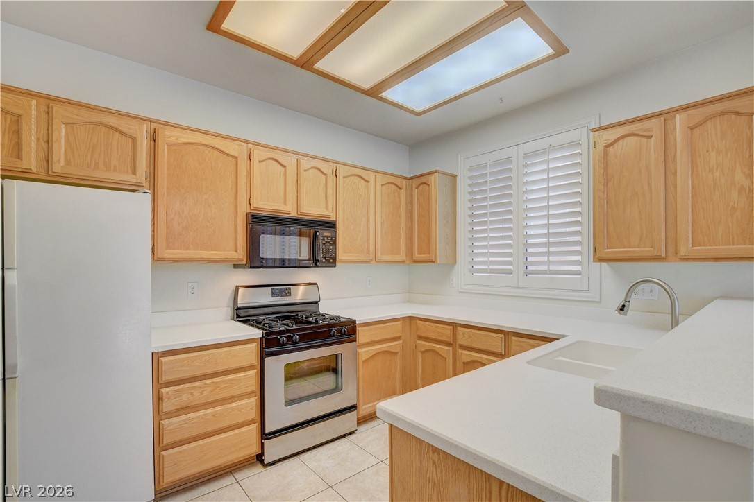 2165 Chapman Ranch Drive Henderson, NV 89012 - Photo 20 of 38 kitchen