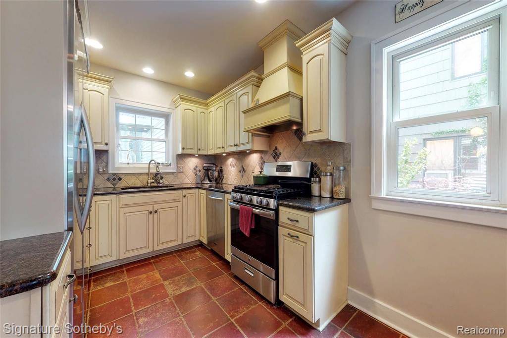 90 Mapleton Road Grosse Pointe Farms, MI 48236 - Photo 8 of 43
