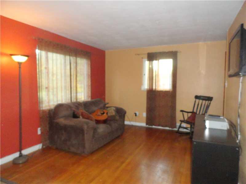 9 Michael Road Cheswick, PA 15024 - Photo 2 of 25 Living Room.