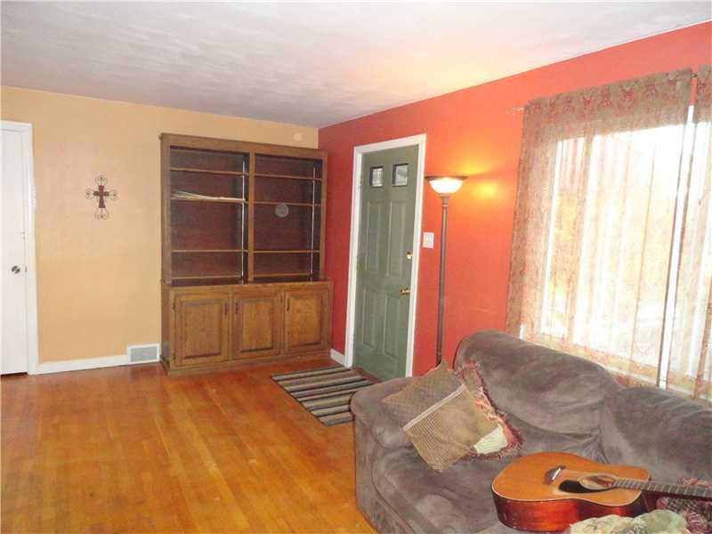 9 Michael Road Cheswick, PA 15024 - Photo 3 of 25 Living Room.