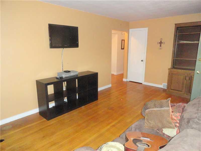 9 Michael Road Cheswick, PA 15024 - Photo 4 of 25 Living Room.