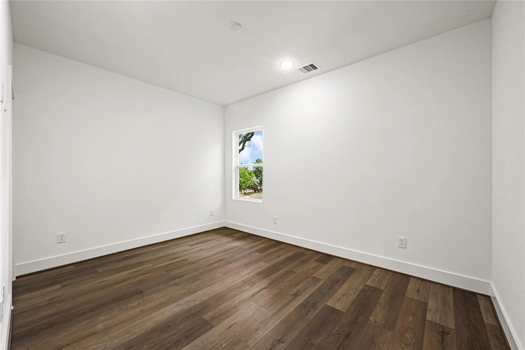 6534 Goldspier Street Houston, TX 77091 - Photo 21 of 26 Secondary bedroom - 3rd Floor