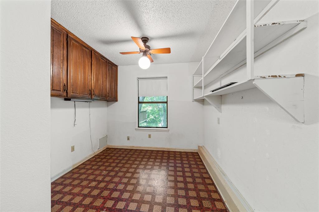 7821 Tallahassee Road Woodway, TX 76712 - Photo 21 of 31 a very nice looking room with a window
