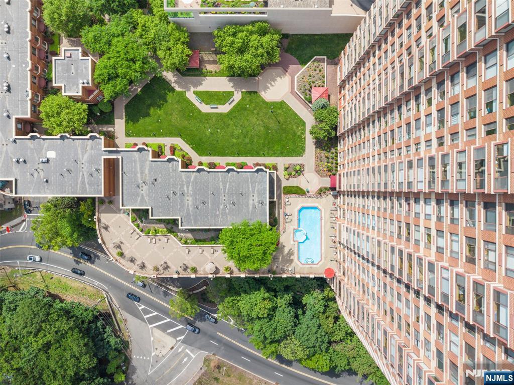 100 Old Palisade Road, Unit 3215 Fort Lee, NJ 07024 - Photo 43 of 43 an aerial view of residential house with outdoor space and street view