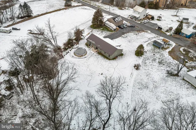 a view of a backyard of the house