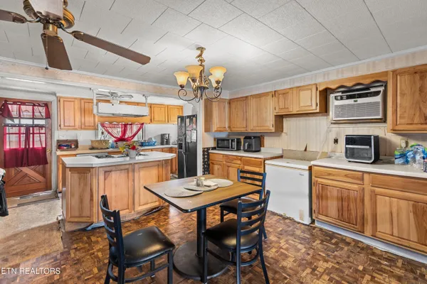 $109,900 | 555 Poplar Avenue, Jellico, TN 37762
