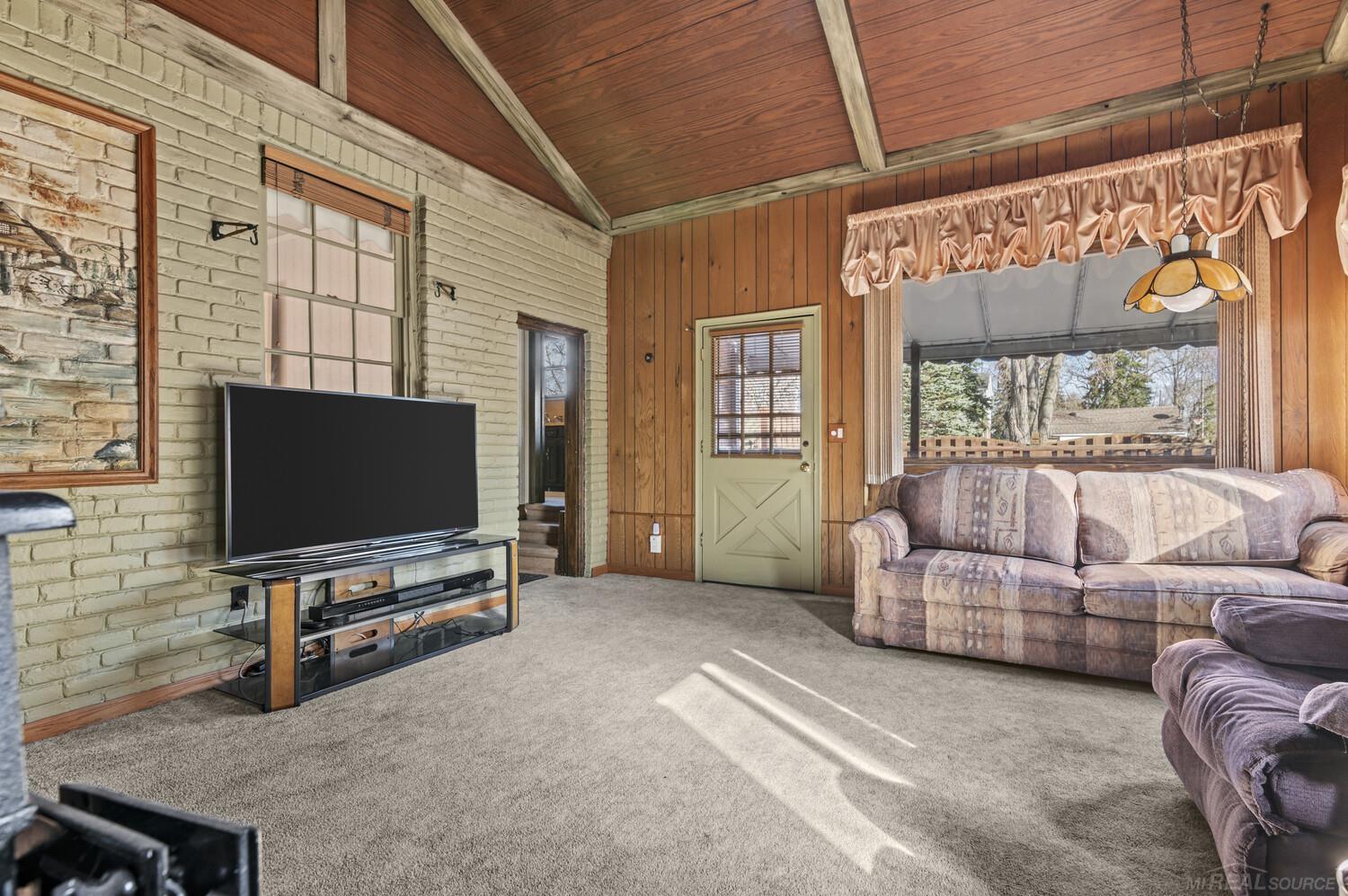 1489 Roslyn Road Grosse Pointe, MI 48236 - Photo 12 of 32 50135751-870ea372-627e-4f22-b673-2b7f6da62e4a.JPG