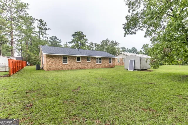 a view of a house with backyard and garden