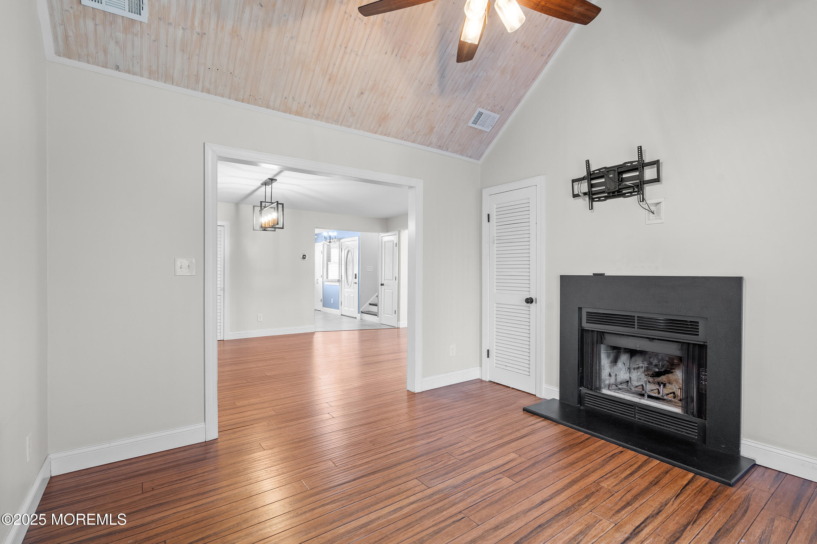 7 Longfellow Court Freehold, NJ 07728 - Photo 9 of 38 11-Family to Dining