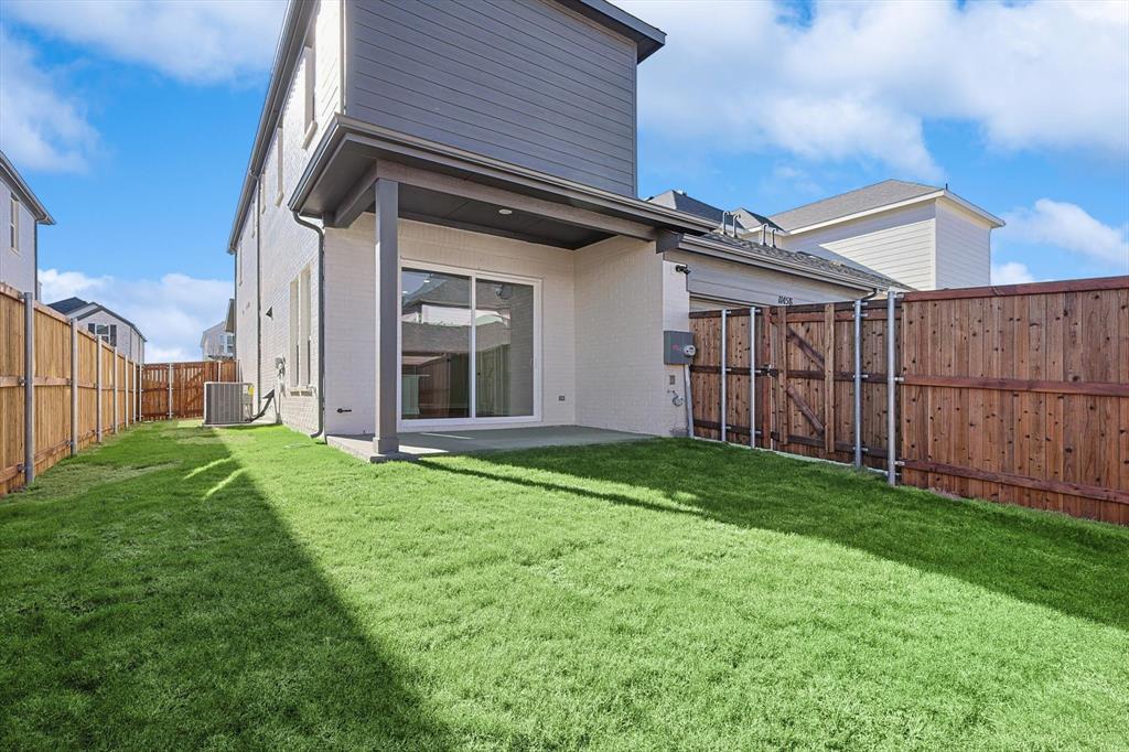 11458 Chartwell Court Frisco, TX 75035 - Photo 31 of 32 a backyard of a house with lots of green space