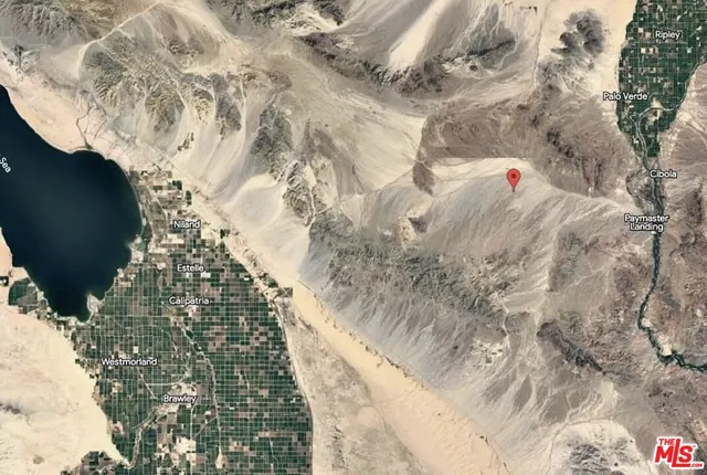 a view of backyard of the house