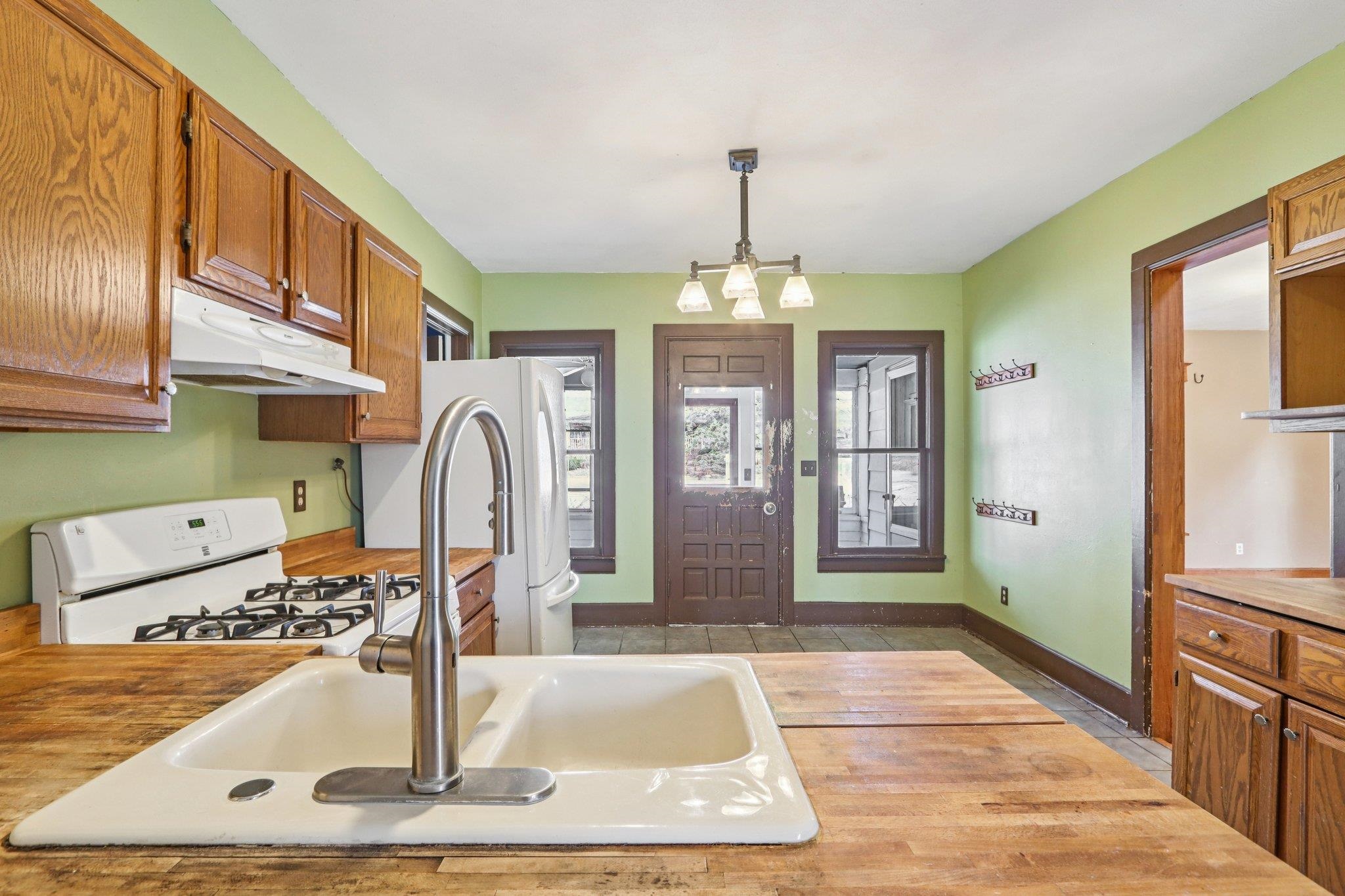 146 Taylor Street Cottage Grove, WI 53527 - Photo 8 of 37