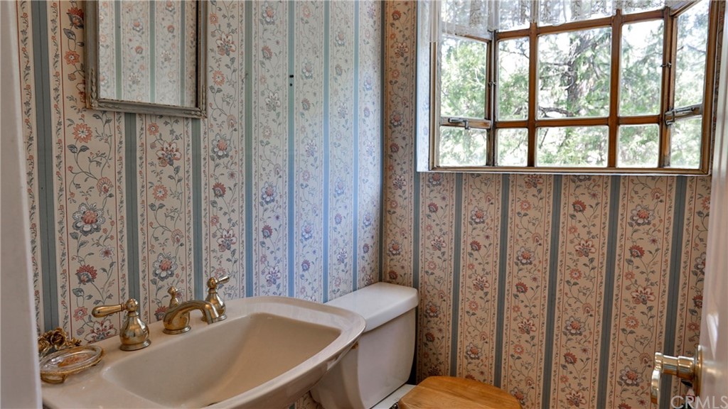 462 Shady Dell Crestline, CA 92325 - Photo 9 of 38 Half bathroom.