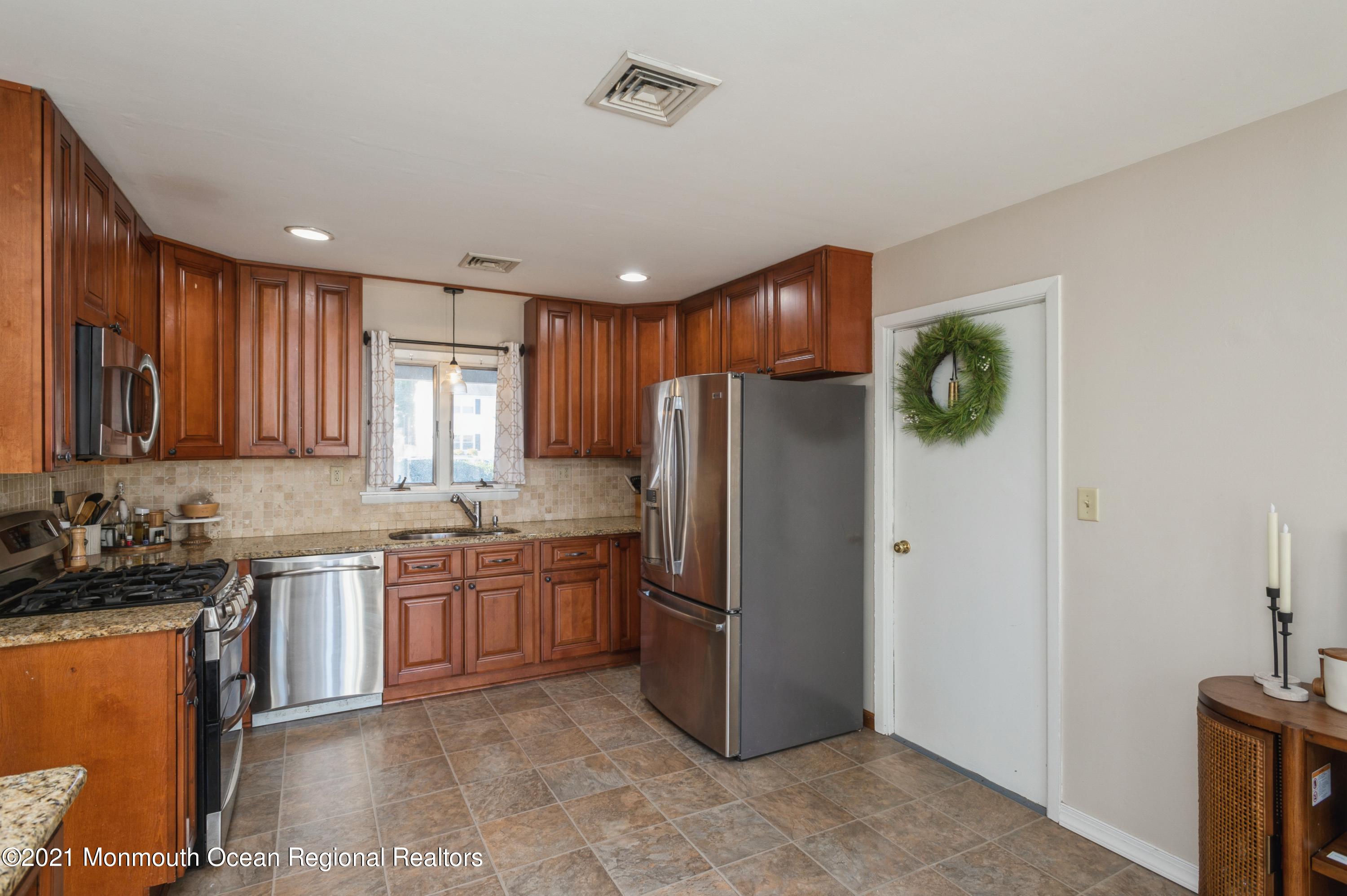 32 Canfield Lane Aberdeen, NJ 07747 - Photo 8 of 17 07_32CanfieldLane_5_Kitchen_HiRes