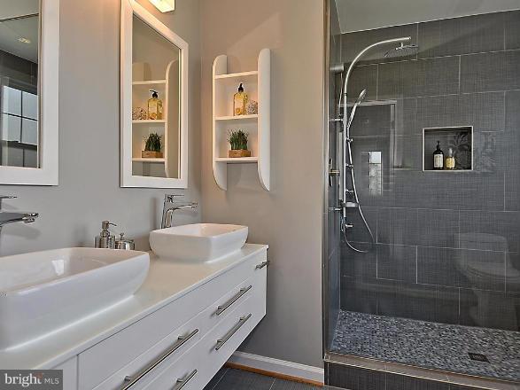 808 Philadelphia Avenue Silver Spring, MD 20910 - Photo 9 of 11 Bath (Master)