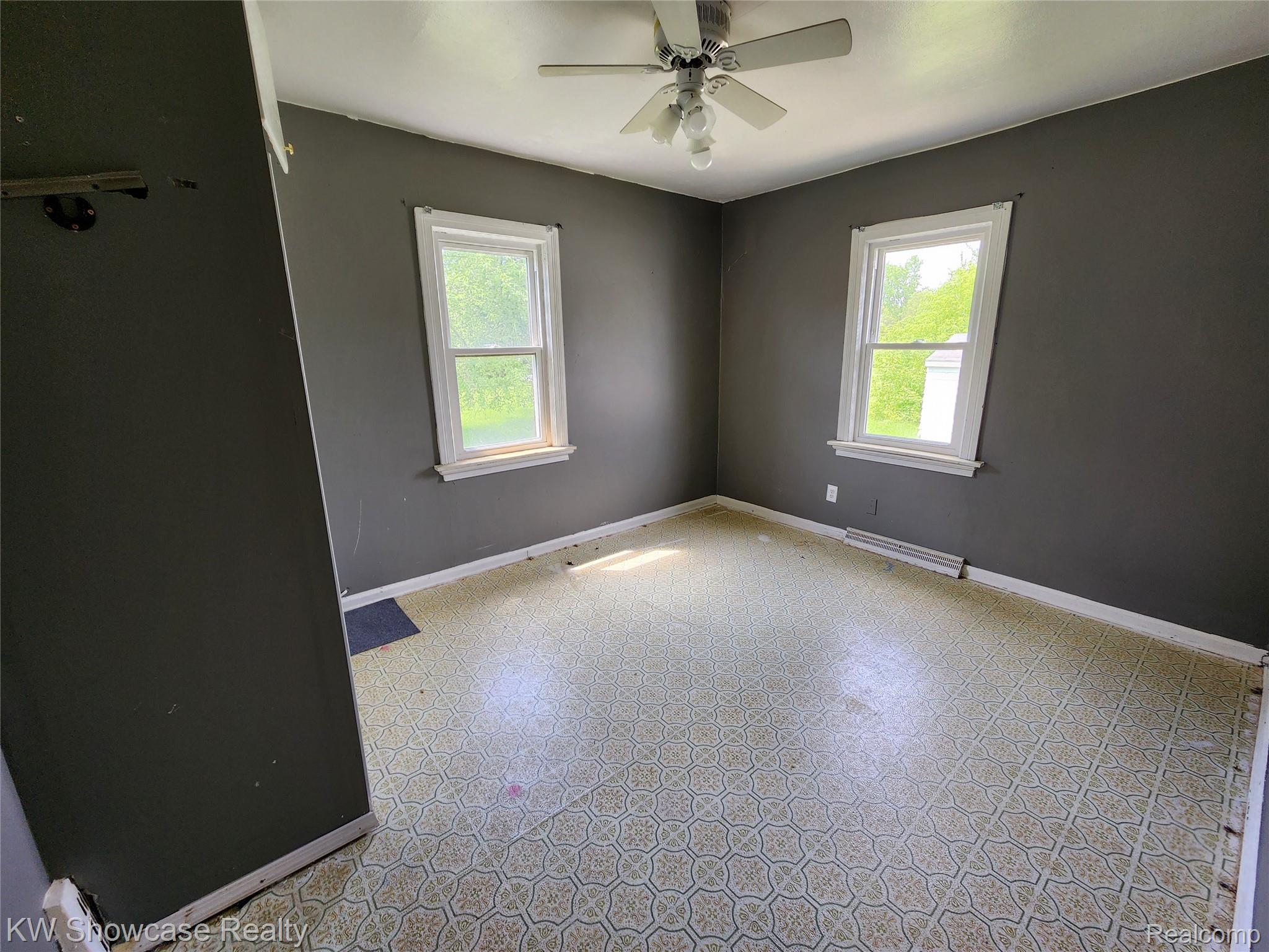 4356 South Vassar Road Burton, MI 48519 - Photo 27 of 42 Entry Level Primary Bedroom. Reverse Angle.