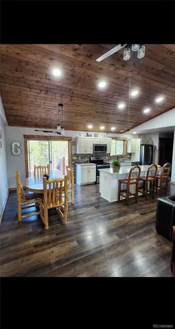 a view of a livingroom with furniture