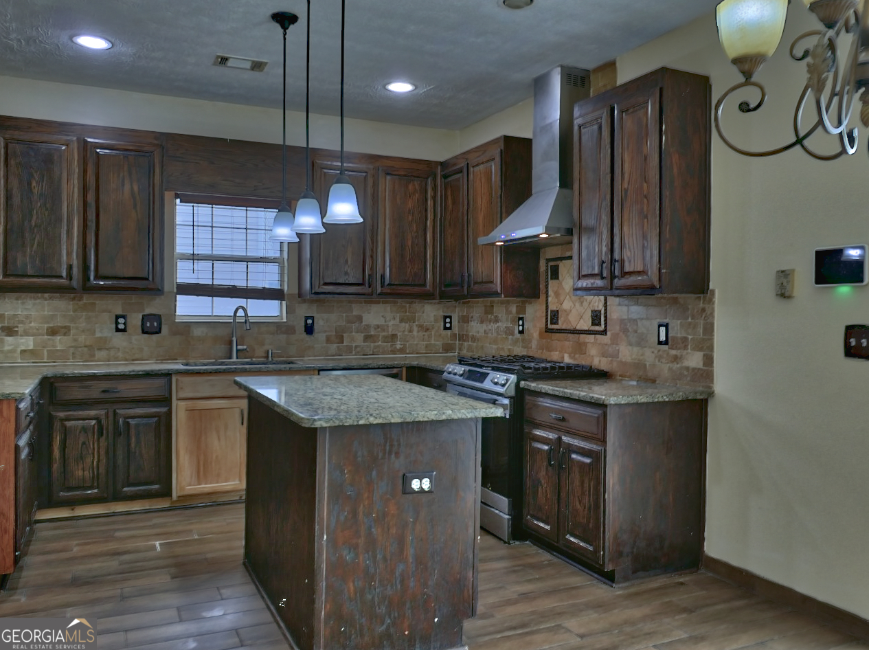 512 Chaucer Way Stockbridge, GA 30281 - Photo 10 of 25 a kitchen with a sink stove and cabinets