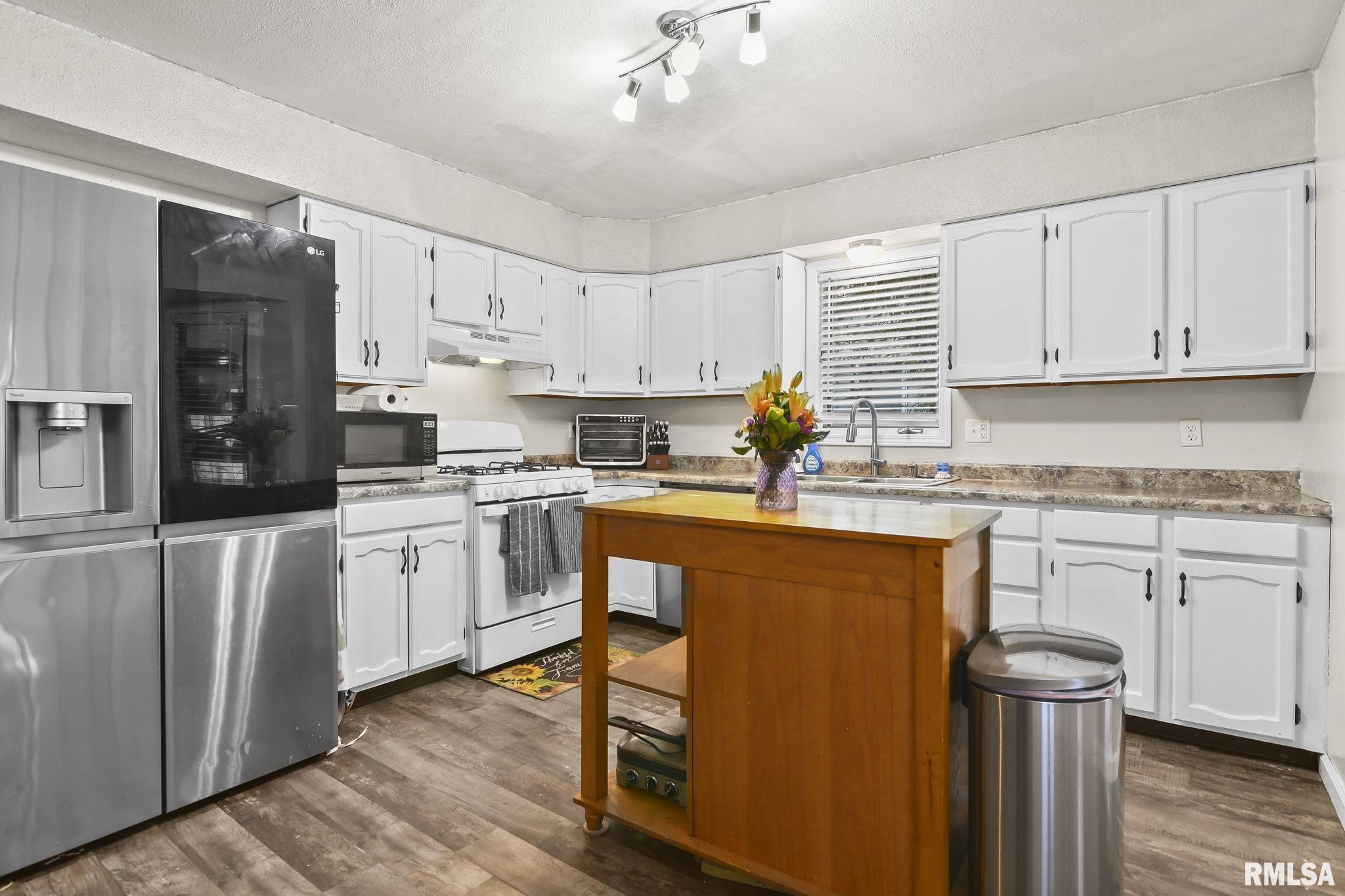 1909 Scarbrough Road Springfield, IL 62702 - Photo 5 of 16