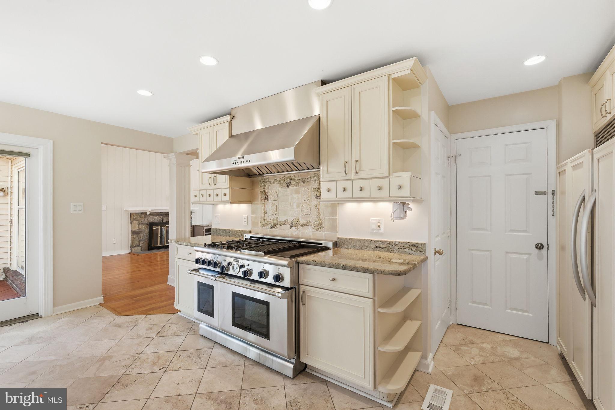 5 Canfield Court Potomac, MD 20854 - Photo 11 of 43 Gourmet Kitchen